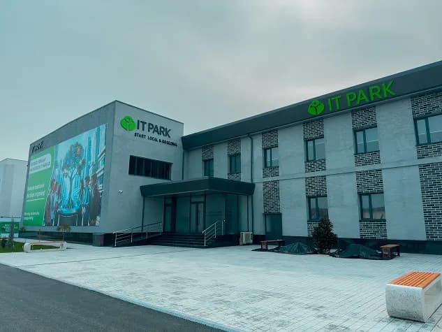 Zamonaviy IT akademiya muhiti vizual kompozitsiyasi